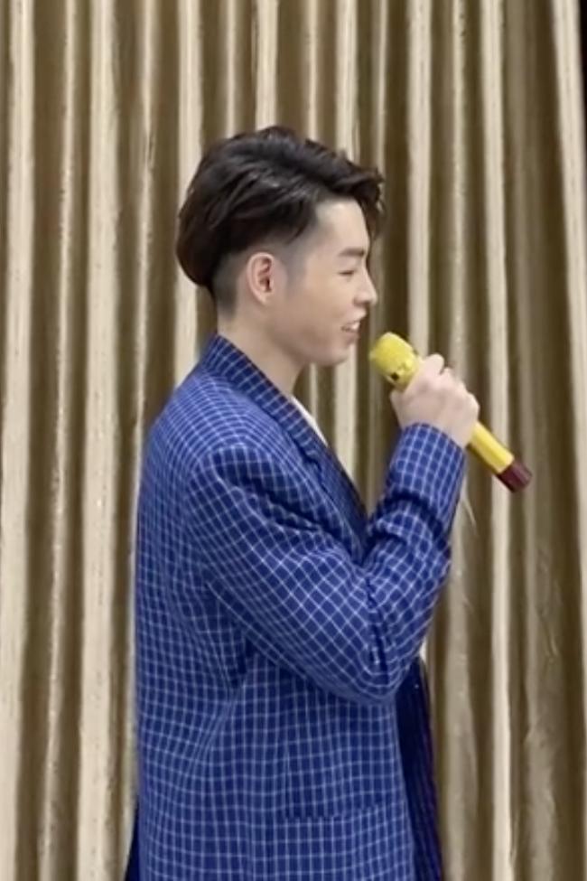 Ế show vì dịch virus corona, Đức Phúc tự mở sân khấu phục vụ riêng Hòa Minzy - Erik và... bầy thú bông-1