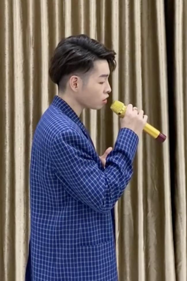 Ế show vì dịch virus corona, Đức Phúc tự mở sân khấu phục vụ riêng Hòa Minzy - Erik và... bầy thú bông-2