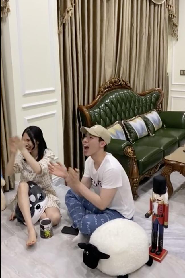 Ế show vì dịch virus corona, Đức Phúc tự mở sân khấu phục vụ riêng Hòa Minzy - Erik và... bầy thú bông-3