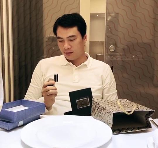 Bóc quà Valentine của Á hậu Thanh Tú, chồng đại gia bất ngờ với món đồ bé tẹo-3