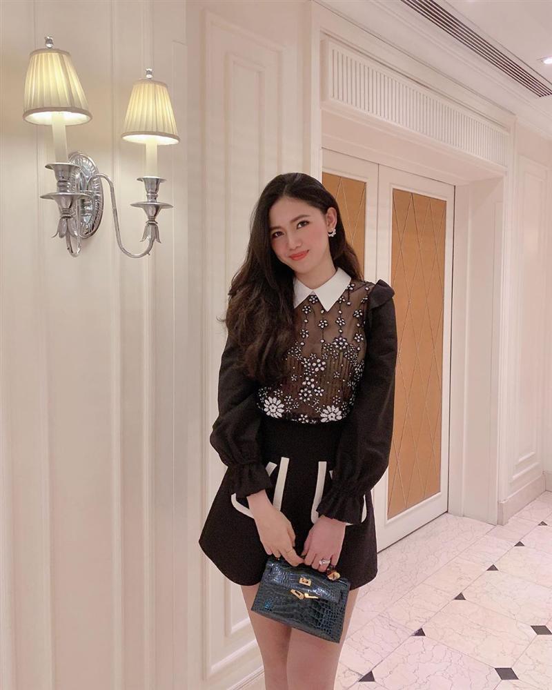 Bóc quà Valentine của Á hậu Thanh Tú, chồng đại gia bất ngờ với món đồ bé tẹo-4