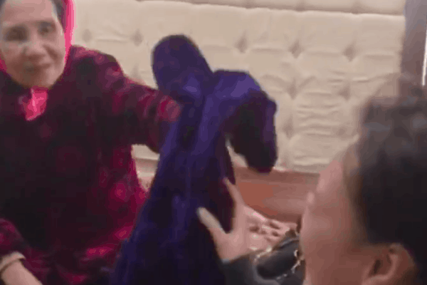 Clip: Nhìn thấy cháu gái mặc quần jeans rách gối, bà xót xa liền cho bộ đồ mới rồi bắt thay 'Tao mua chưa mặc đâu'