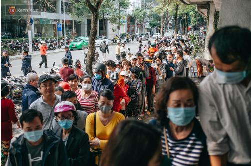 Người Hà Nội 'rồng rắn' hết cả con phố, đợi nhận 'tem phiếu' để mua khẩu trang vải sử dụng 30 lần