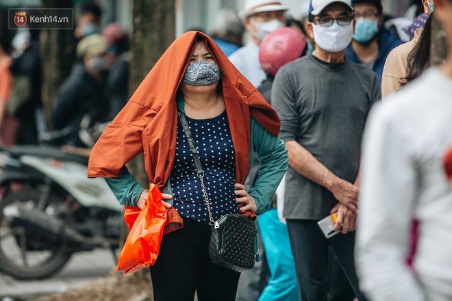 Người Hà Nội rồng rắn hết cả con phố, đợi nhận tem phiếu để mua khẩu trang vải sử dụng 30 lần-4