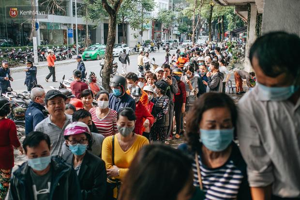 Người Hà Nội rồng rắn hết cả con phố, đợi nhận tem phiếu để mua khẩu trang vải sử dụng 30 lần-14