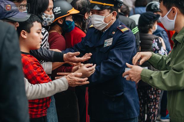 Người Hà Nội rồng rắn hết cả con phố, đợi nhận tem phiếu để mua khẩu trang vải sử dụng 30 lần-12