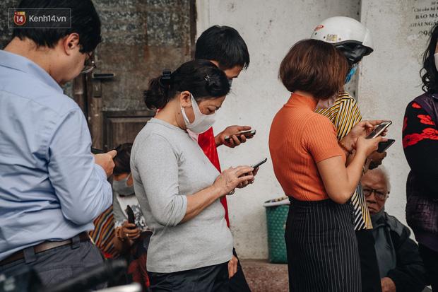 Người Hà Nội rồng rắn hết cả con phố, đợi nhận tem phiếu để mua khẩu trang vải sử dụng 30 lần-10