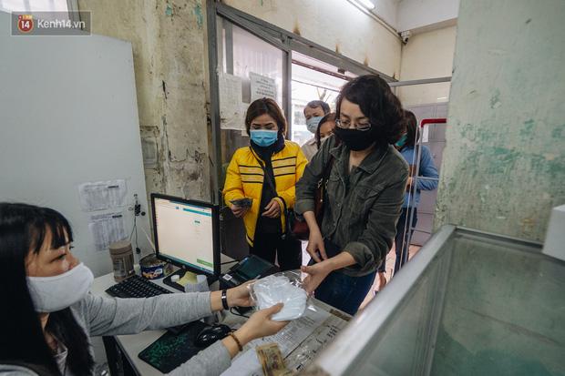 Người Hà Nội rồng rắn hết cả con phố, đợi nhận tem phiếu để mua khẩu trang vải sử dụng 30 lần-16