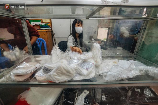 Người Hà Nội rồng rắn hết cả con phố, đợi nhận tem phiếu để mua khẩu trang vải sử dụng 30 lần-20