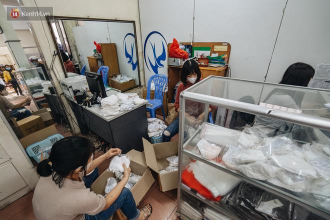 Người Hà Nội rồng rắn hết cả con phố, đợi nhận tem phiếu để mua khẩu trang vải sử dụng 30 lần-19