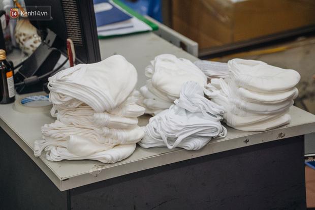 Người Hà Nội rồng rắn hết cả con phố, đợi nhận tem phiếu để mua khẩu trang vải sử dụng 30 lần-21