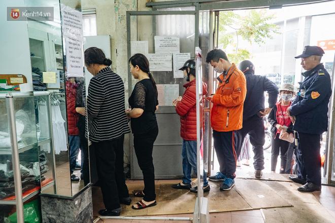 Người Hà Nội rồng rắn hết cả con phố, đợi nhận tem phiếu để mua khẩu trang vải sử dụng 30 lần-18