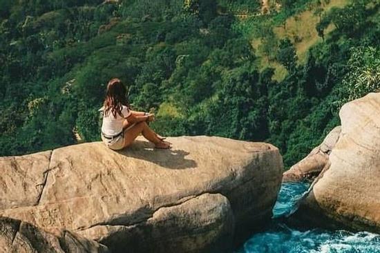 Bơi trên đỉnh thác cao 235 m ở Sri Lanka