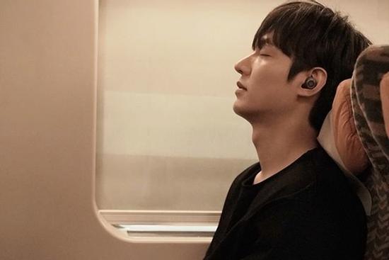 Ảnh Valentine chuẩn mỹ nam, Lee Min Ho khiến dân tình mất máu: 'Sống mũi thẳng hơn giới tính của tôi!'