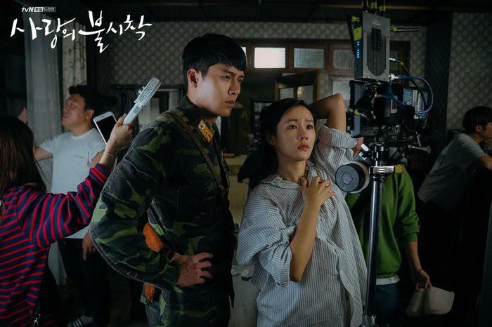 Hé lộ hậu trường tình tứ cặp đôi Hyun Bin - Son Ye Jin trong Hạ cánh nơi anh-1