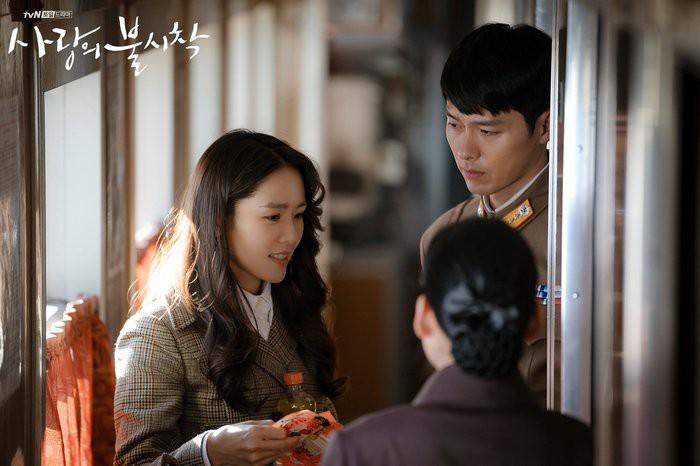Hé lộ hậu trường tình tứ cặp đôi Hyun Bin - Son Ye Jin trong Hạ cánh nơi anh-4