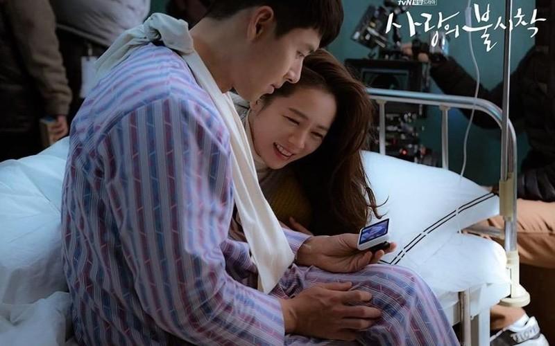 Hé lộ hậu trường tình tứ cặp đôi Hyun Bin - Son Ye Jin trong Hạ cánh nơi anh-11