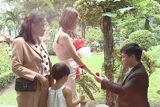 Trai trẻ quyết bay từ nước ngoài về cưới mẹ đơn thân Huế vì nghe tiếng lạ qua điện thoại