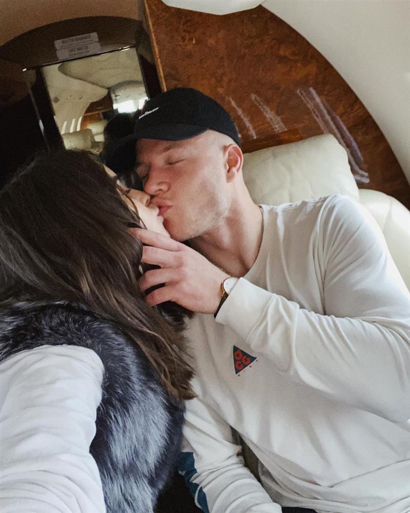 Hoa hậu Hoàn vũ khoe ảnh nhạy cảm với bồ trẻ ngày Valentine-2