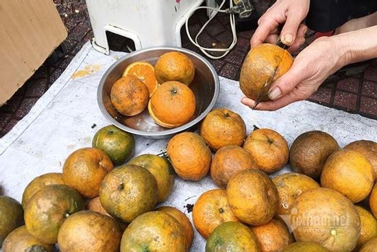 Ngày vắt 5 tạ cam, dân vỉa hè kiếm tiền triệu mùa dịch Covid-19