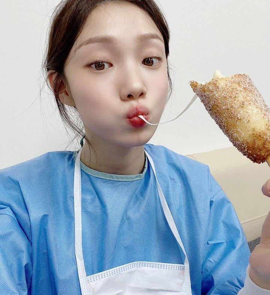 Mới đây, Park Shin Hye đã chuẩn bị một món quà đặc biệt cho Lee Sung Kyung vào đúng ngày lễ tình nhân 14/2. Người đẹp đã gửi một xe đồ uống và hotdog tới phim trường "Dr. Romantic 2" để ủng hộ Lee Sung Kyung và các bạn diễn khác. Ngay sau đó, Lee Sung Kyung đã chia sẻ loạt ảnh lên trang cá nhân và gửi lời cảm ơn Park Shin Hye.