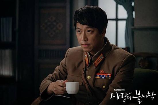 Đời thăng trầm của gã phản diện bị ghét nhất 'Hạ cánh nơi anh'