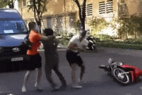 Clip: Kinh hoàng thanh niên bị nhóm đối tượng vác mã tấu chém gục ngay trước quán cafe ở Đà Nẵng-2