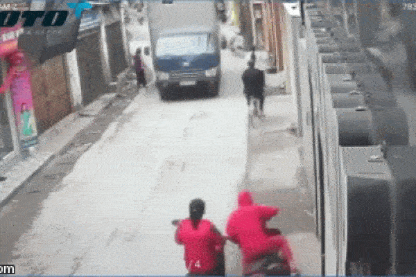 Clip: Bé gái bị thang máy cuốn chặt tóc, người chứng kiến sợ hãi bỏ chạy không dám nhìn-2