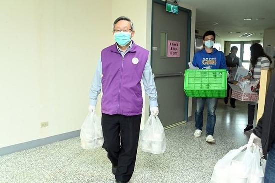 Thầy mang cơm cho sinh viên bị cách ly: 'Mấy đứa thích món gì cứ nói'