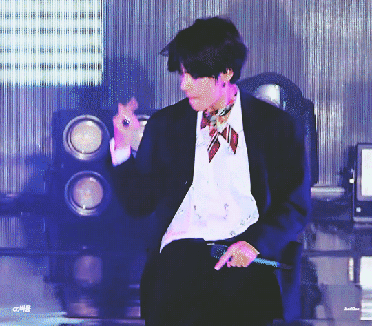 Những khoảnh khắc chứng minh vì sao V (BTS) được loạt idol Kpop đặt biệt danh thiên tài sân khấu-4