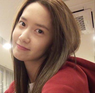 Yoona (SNSD): Sở hữu vẻ đẹp tự nhiên với các đường nét hài hòa trên gương mặt, Yoona là một trong số ít những thần tượng dám nhiều lần để mặt mộc khi tham dự các chương trình truyền hình. Dù đã bước sang tuổi 30, cô vẫn giữ được làn da và nhan sắc trẻ trung như thời mới vào nghề dù không cần trang điểm. Gương mặt mộc của Yoona đã giúp cô khẳng định đẳng cấp nhan sắc xứng danh nữ thần hàng đầu Kpop.