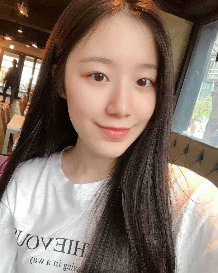 Shuhua ((G)I-DLE): Cô em út của nhóm nhạc nữ (G)I-DLE cũng là một trong những cái tên không thể thiếu trong BXH những gương mặt mộc đẹp nhất Kpop. Nhờ sở hữu nước da trắng và vẻ đẹp đậm chất điện ảnh, thành viên nhóm nhạc nhà Cube không ngần ngại xuất hiện trước công chúng với gương mặt tự nhiên không cần trang điểm. Ngay cả khi để mặt mộc, nữ idol này vẫn tươi tắn, rạng rỡ.