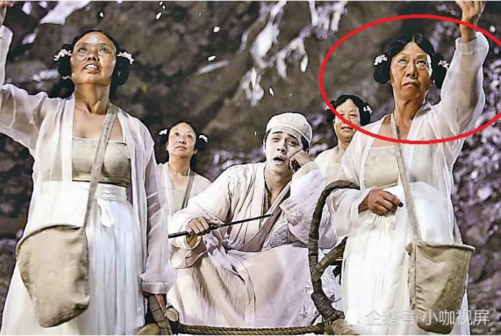 Vai phụ xấu lạ phim Châu Tinh Trì: Cô gái bán hoa răng hô vượt cả vua ăn mày-6