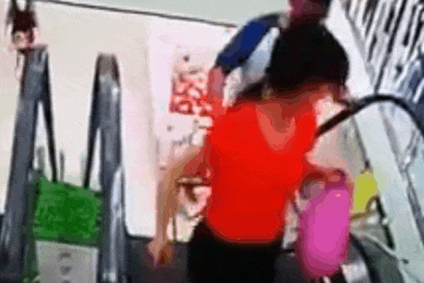 Clip: Bé gái bị thang máy cuốn chặt tóc, người chứng kiến sợ hãi bỏ chạy không dám nhìn-1