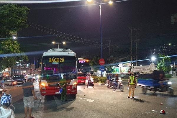 Bố mẹ chở đi chơi, bé trai 5 tuổi bị xe khách cán chết-1