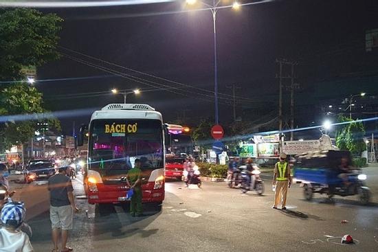 Bố mẹ chở đi chơi, bé trai 5 tuổi bị xe khách cán chết