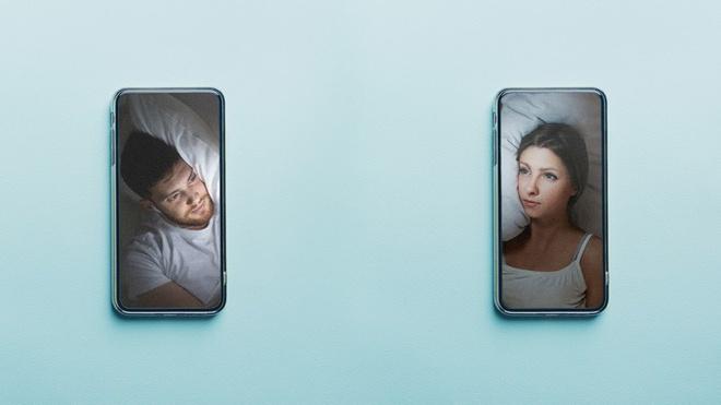 Không thể đụng chạm, đôi yêu xa ngủ cùng nhau qua video call-1