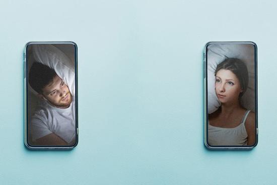 Không thể đụng chạm, đôi yêu xa 'ngủ cùng nhau' qua video call