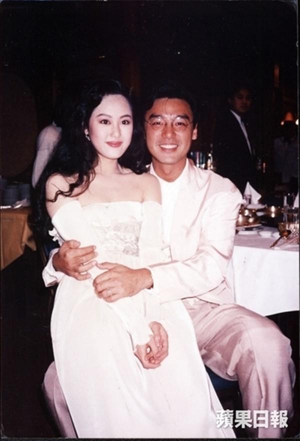 Năm 1988, Chương Tiểu Huệ khiến nhiều người bất ngờ khi kết hôn với doanh nhân kiêm ca sĩ điển trai giàu có Chung Trấn Đào (Kenny Bee) sau 21 ngày quen nhau. Thời điếm đó, Chung Trấn Đào là ca sĩ có danh tiếng lẫn địa vị. Thậm chí, tờ QQ còn so sánh sự nổi tiếng của anh với nam ca sĩ Thái Từ Khôn ở thời điểm hiện tại. Cặp đôi kiên quyết làm đám cưới bất chấp sự phản đối của cha Chương Tiểu Huệ.