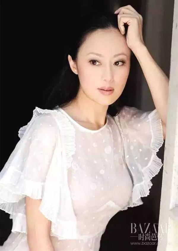 Theo QQ, sau khi ly hôn vào năm 1999, Chương Tiểu Huệ kiếm tiền từ việc viết báo cho các tạp chí chuyên về thời trang và các chuyên mục riêng của hai tờ là "Minh báo" và "Tinh đảo nhật báo". Ngoài ra, cô cũng mở một cửa hàng thời trang ở quận Trung Hoàn (Central) Hong Kong. Từ năm 1999 đến 2002, cửa hàng quần áo giúp cô kiếm được 13 triệu HKD (38 tỷ đồng). Bên cạnh đó, Chương cũng cải tạo lại ngôi nhà riêng và vẫn tiếp tục vung tay mua hàng hiệu. Dù hình ảnh bị ảnh hưởng nặng nề song Chương Tiểu Huệ luôn xuất hiện với vẻ ngoài lộng lẫy.