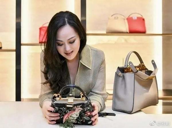 Thậm chí, mỗi khi Chương Tiểu Huệ giới thiệu một mẫu trang phục của một thương hiệu bất kỳ đều tạo nên hiệu ứng "Chương Tiểu Huệ". Cô được giới trẻ tôn sùng là "nữ hoàng thời trang".