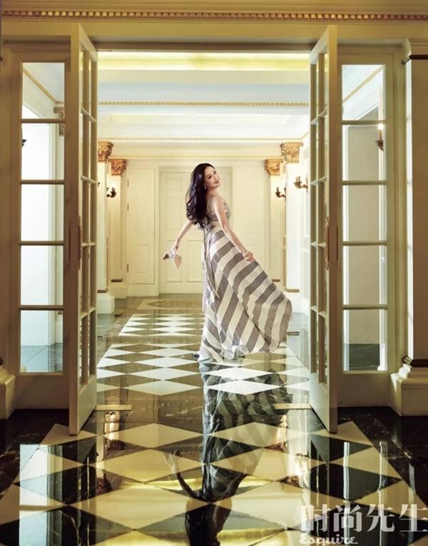 Trong bài phỏng vấn mới đây, khi được hỏi về thái độ của cô đối với tiền bạc như thế nào, Chương Tiểu Huệ không ngần ngại trả lời "Chỉ là công cụ". Với cô thứ tiêu tốn nhiều nhất chính là vé máy bay. Mặc dù cô vẫn coi mua sắm hàng hiệu là một thứ không thể thiếu trong cuộc sống, thậm chí, cô chẳng cần nhìn giá cả tuy nhiên quan điểm về việc này đã có thay đổi so với trước. Theo Tiểu Huệ "Cơm là việc trọng yếu phải ăn nhưng áo cũng cần phải mua".