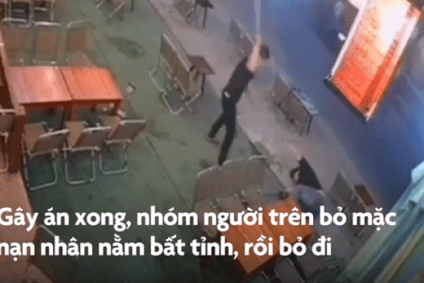 Clip: Kinh hoàng thanh niên bị nhóm đối tượng vác mã tấu chém gục ngay trước quán cafe ở Đà Nẵng