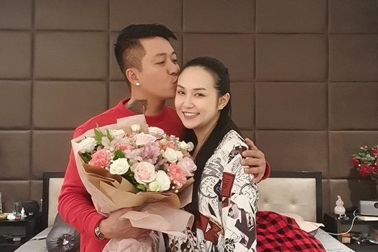 Lời yêu thương Tuấn Hưng gửi vợ ngày Valentine: Tuổi 40 mà nồng nàn như mới yêu