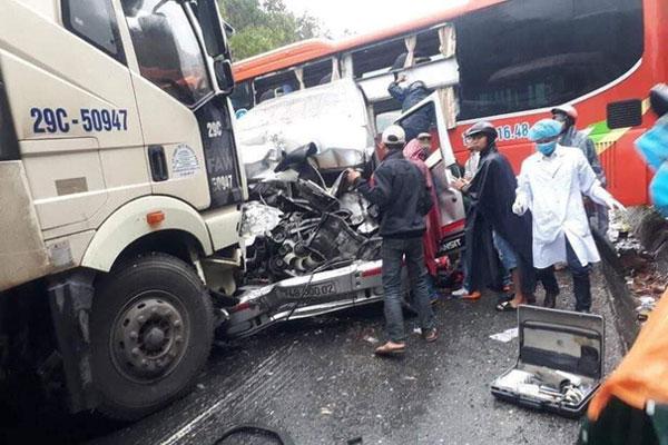 Xe khách, xe đầu kéo đâm nhau liên hoàn, ít nhất 1 người chết, 5 người bị thương-1