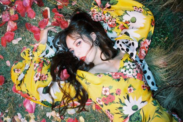 Vì sao HyunA và dàn ca sĩ Hàn phải trang điểm đậm khi lên sân khấu?-4