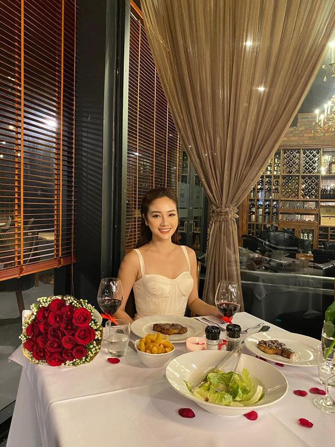 Thủ môn Văn Biểu khoe người yêu xinh miễn bàn, còn từng lọt vào chung kết Miss World Vietnam 2019-2