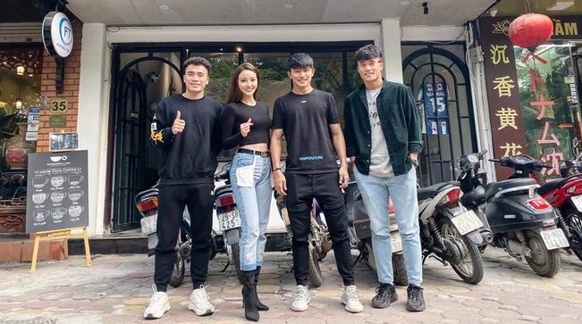 Thủ môn Văn Biểu khoe người yêu xinh miễn bàn, còn từng lọt vào chung kết Miss World Vietnam 2019-6