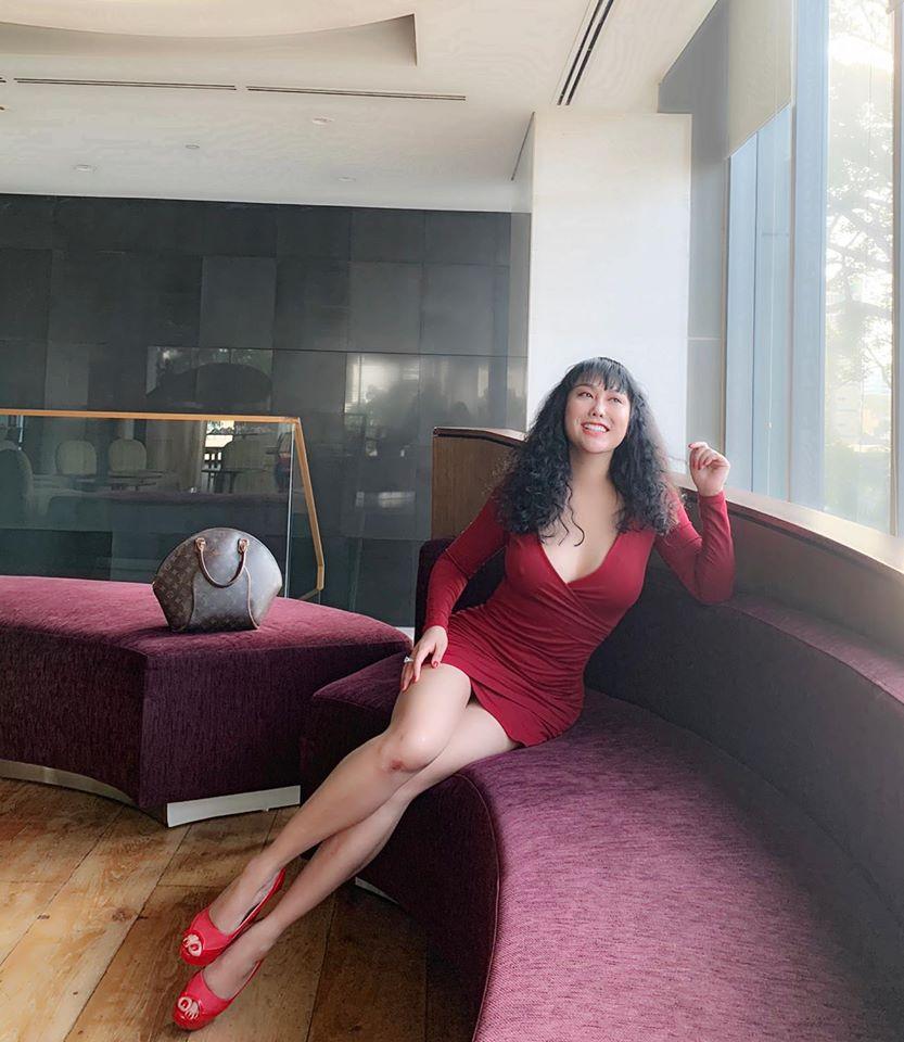 Phi Thanh Vân mặc đầm bó lộ ngực thả rông, tố cáo mọi khuyết điểm cơ thể-1