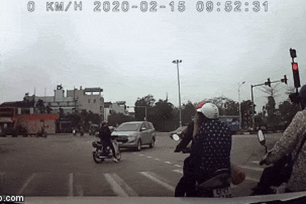 Clip: Hồn nhiên dừng xe giữa đường bấm điện thoại, cô gái bị tài xế ô tô làm cho xấu hổ-1